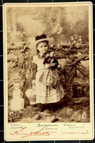 Cabinet Card Of Pretty Girl With Her 2 Dolls By Keim & Moltz (omaha),  Ex.  Cond