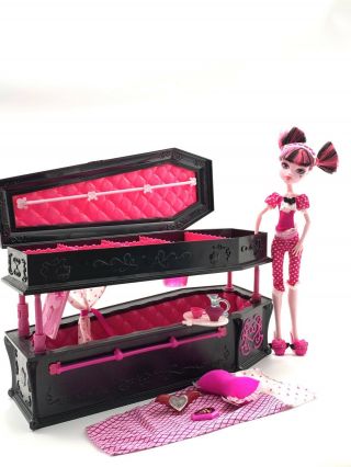 Mattel Monster High Dead Tired Draculaura Doll Coffin Bed Jewelry Box 14” {2010}