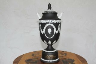 Rare Wedgwood Black Jasperware Le Commemorative Hmq Elizabeth Ii 13 " Urn Vase