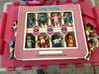 Cabbage Patch Kids Doll Carrying Case With 13 Movable Dolls Vintage 1984