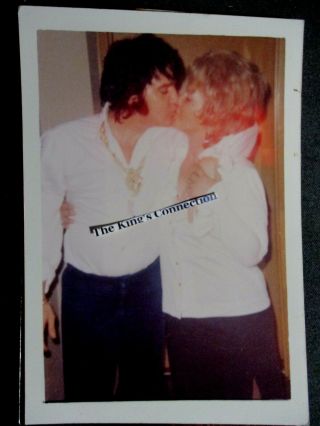 Vtg Photo Elvis - Unseen - Unpublished - Lake Tahoe 1973 - W/fan Giving A Kiss