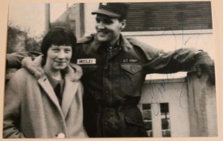 Elvis Presley Candid Photo 6x4 Inches Elvis In Military Outfit With A Fan