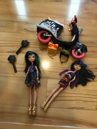 Monster High 2 Cleo Dolls With Scooter And Helmets
