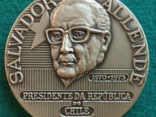 antique antique and rare bronze medal of Salvador Allende,  1974 3
