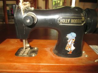 Vintage 1975 HOLLIE HOBBY sewing machine 2