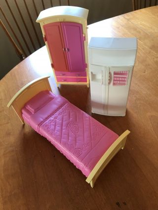 Barbie Doll Living In Style Pink Bed Furniture Mattel 2002 Dresser Refrigerator