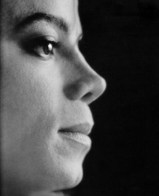 Michael Jackson Unsigned Photo - L8068 - American Singer,  Songwriter And Dancer