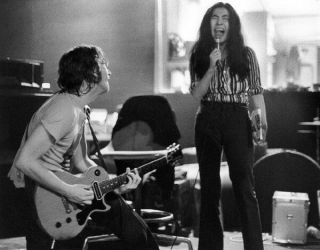 John Lennon And Yoko Ono Unsigned Photograph - L2300 - In 1972