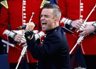 Robbie Williams Unsigned Photo - H4128 - English Singer,  Songwriter And Actor