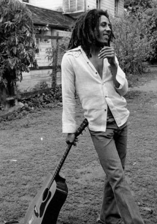 Bob Marley Unsigned Photograph - L3922 - Kingston,  1976 - Image