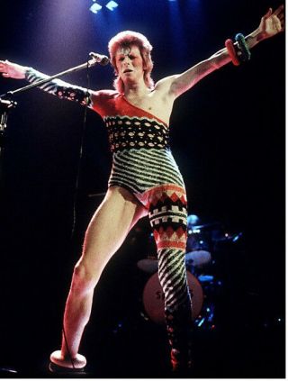 David Bowie Unsigned 10 " X 8 " Photograph - L2386 - On Stage,  1973 - Image