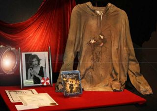 Resident Evil Zombie Movie Costume,  Uacc Signed Milla Jovovich Autograph Dvd