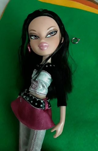 Bratz Doll Jade Fully Dressed In Silver Shimmer Pink Black Jointed Knee 11 " Tall