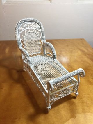 Miniature Dollhouse 1:12 White Metal Wicker Lounge Chair