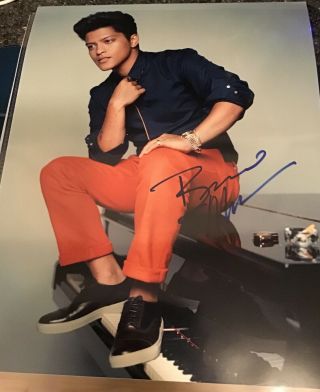 Autograph Bruno Mars Signed Photo On Piano Great Color Showcase