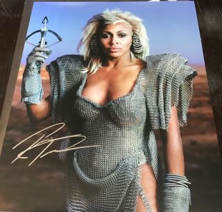 Autograph Tina Turner 8x10 Mad Max Thunder Dome In Classic Outfit