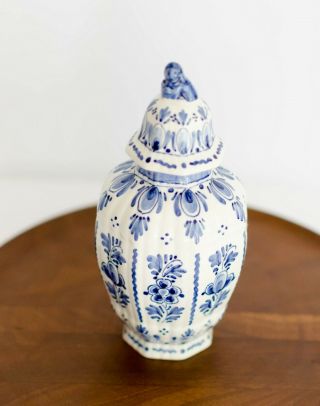 Delft Blue And White Floral Covered Vase Ginger Jar 8 " Foo Dog Farmhouse Pretty