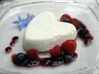 Apilco France White Heart Shaped Porcelain Coeur A La Creme Cheese Mold Set 2