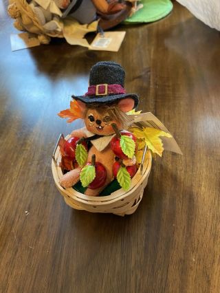 Annalee Thanksgiving Pilgrim Mouse In Apple Basket.
