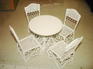 Dollhouse Miniature - Town Square - White Wire Round Table,  4 Chairs Mib