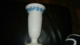 Vintage Wedgwood Of Etruria & Barlaston 8 5/8” Tall Vase Queens - Ware Blue White