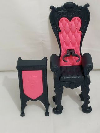 Monster High Deadluxe High School Castle Draculaura Chair W/ Clip And Table