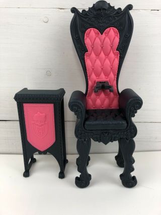 Deadluxe Monster High School Playset - Pink & Black Chair & Side Table