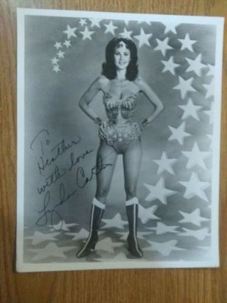 Lynda Carter Signed Vintage 8x10 As Wonder Woman Dc Comics