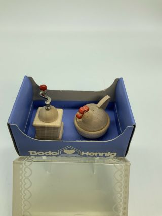 Dollhouse Miniature Bodo Hennig 7078 Hen Crock & Coffee Grinder