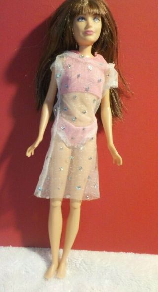 Skipper Barbie Doll 2010 Mattel Brunette Pink Streaks Hair 10.  5 " Tall
