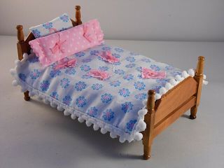 Dollhouse Miniature 1:12 Scale Furniture Wood Bed With Hand Sewn Bedding