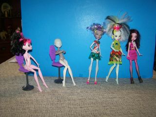 5 Monster High Dolls & 2 Purple Chairs (minor Restoration Project On Some)