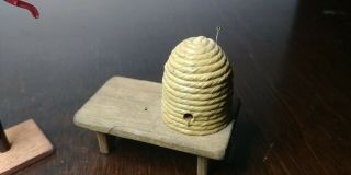1:12 Dollhouse Miniature Sir Thomas Thumb By Patrick Kinney " Bee Hive On Bench "