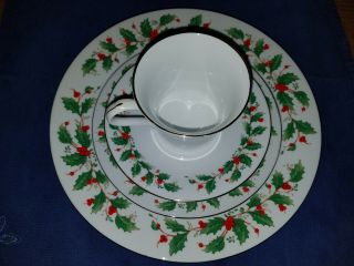 Fine China Pearl Noel Holly Berry Christmas 4 Piece Place Setting Plate Teacup