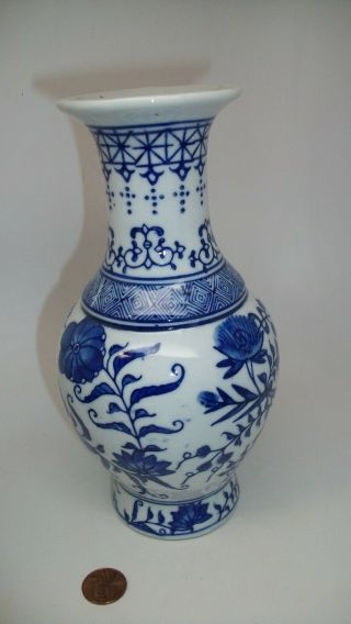 Vase Vienna Woods Fine China Mann Mcmxcii Blue & White Pattern 7.  5 " Tall
