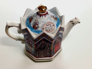 Sadler Staffordshire England Elizabeth I Collectible Ceramic Teapot No.  4442