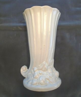 Vintage 1930s Mccoy Pottery Matte White Leaf & Berry Cornucopia Vase 8.  25 "