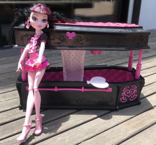 Mattel Monster High Draculara Bed With Doll & Accesories Lowered Price