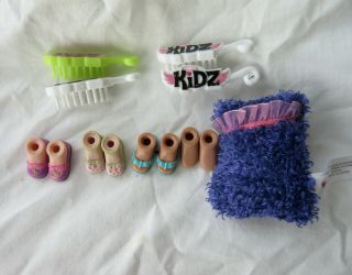 Bratz Kids Accessories - 4 Pair Feet,  Sandal,  Shoes Brushes And Pillow