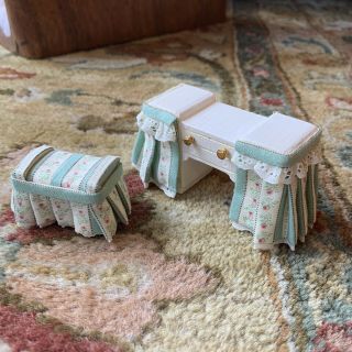 1:12 Dollhouse Miniature Vanity With Stool And Skirt - Wood Painted White