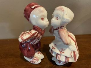 Rare Delft Rood Handpainted Holland Dutch Boy/girl Kissing Ceramic Figurines