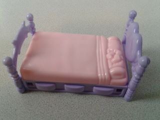 Purple/pink plastic dollhouse furniture bed and lamp 2