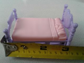 Purple/pink plastic dollhouse furniture bed and lamp 3