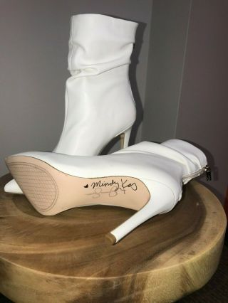 Mindy Kaling Autographed Her Worn White Jessica Simpson Boots Size 7