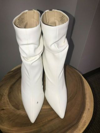Mindy Kaling Autographed Her Worn White Jessica Simpson Boots Size 7 3