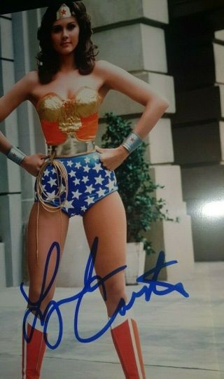 LYNDA CARTER - HAND SIGNED WONDER WOMAN PHOTO - WITH - FRAMED AUTOGRAPHED 2