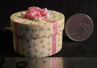 Hat Box Decorated Pink from Millinery 1:12 Scale Dollhouse Miniature 7177 2