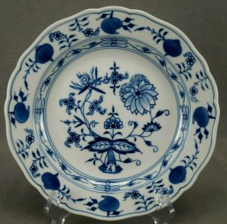 Meissen Hand Painted Blue Onion 20th Century 8 3/4 Inch Luncheon Plate
