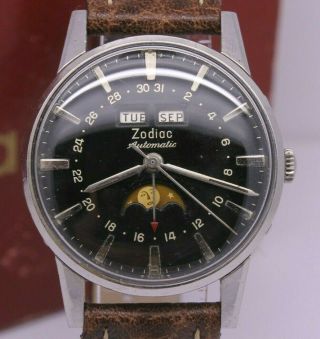 Vintage Zodiac Mens 34mm Steel Automatic Triple Date Moonphase Watch W Box Gilt