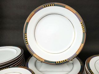 (1) Pts Interiors Int Ambassador Fine Porcelain Geometric Dinner Plate 10 1/2 "